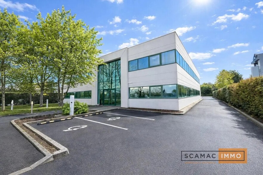 Industrial in Morangis for lease - Building Photo - Image 1 of 5