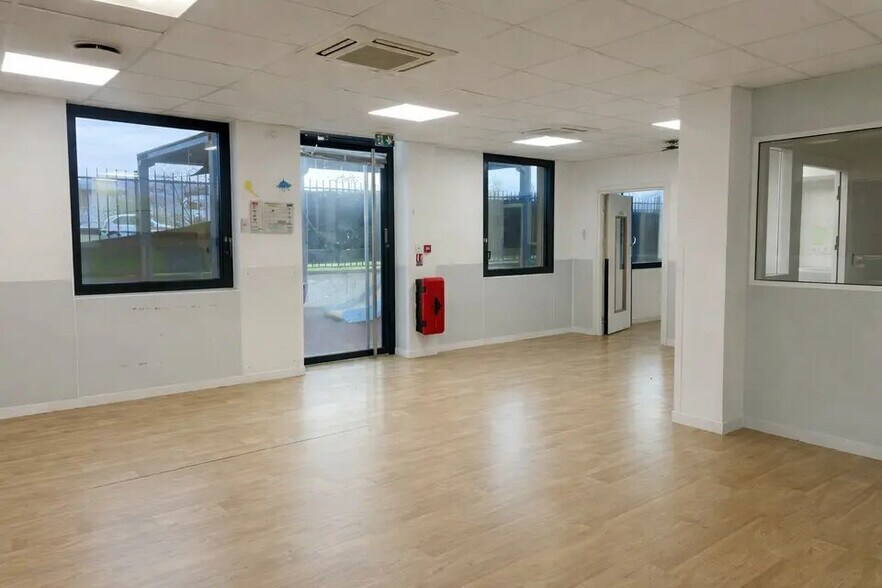 Flex dans Vaulx-en-Velin à louer - Photo du bâtiment - Image 3 de 11