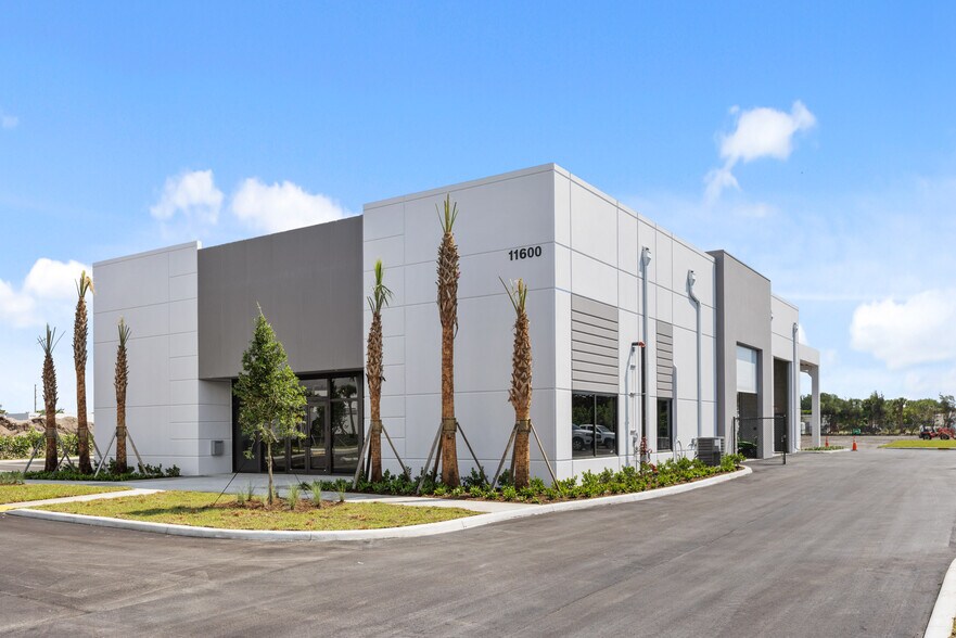 4840, Boynton Beach, FL à louer - Photo du bâtiment - Image 2 de 5