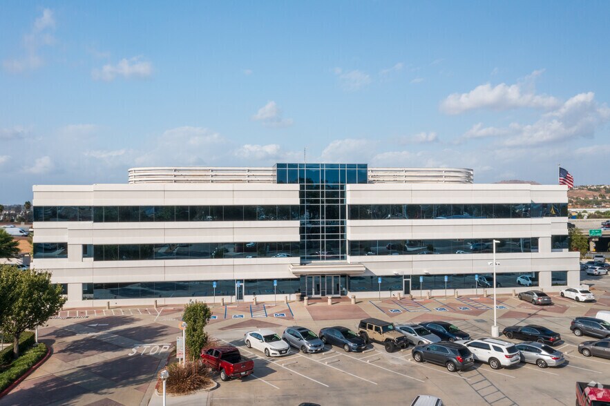 200 S Main St, Corona, CA à louer - Photo du bâtiment - Image 3 de 9