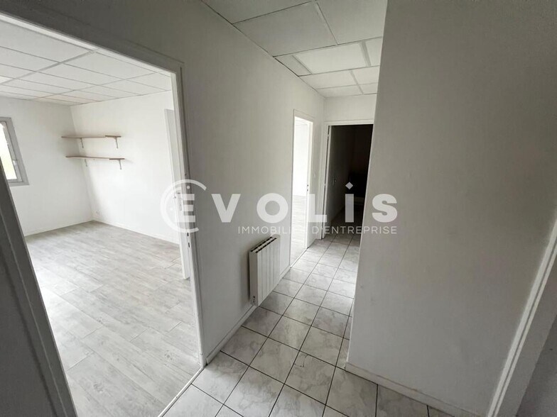 Office in Lisses for lease - Interior Photo - Image 2 of 13