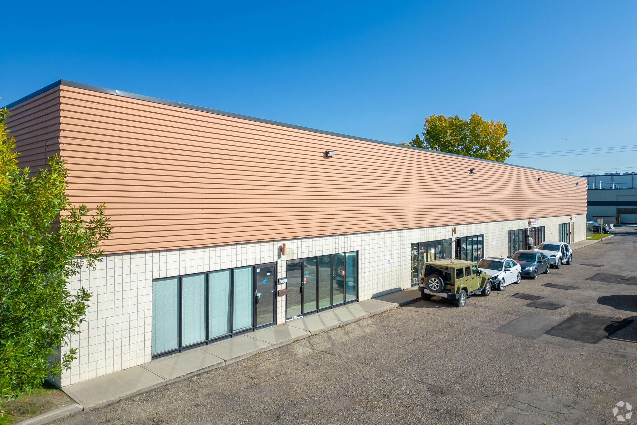 4261 23rd St NE, Calgary, AB for sale Primary Photo- Image 1 of 1
