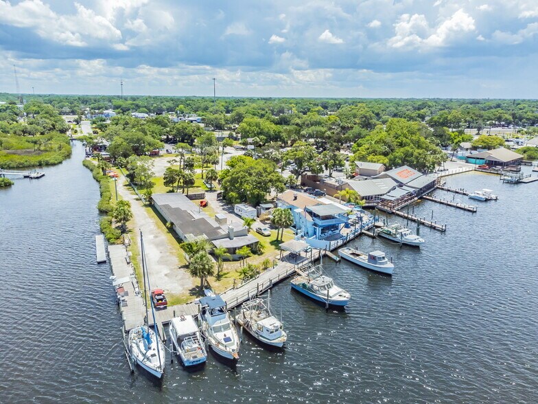 WATERFRONT RESORT HOTEL DEVELOPMENT MF portefeuille de 2 propriétés à vendre sur LoopNet.ca - Photo du bâtiment - Image 2 de 27