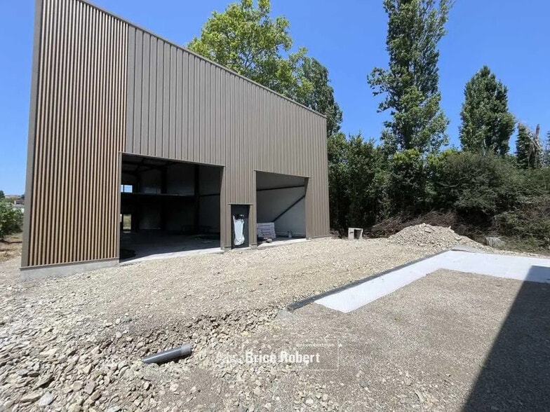 Office in Brindas for lease - Building Photo - Image 2 of 4