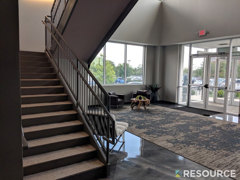 580 E Carmel Dr, Carmel, IN à louer - Hall d’entrée - Image 2 de 6
