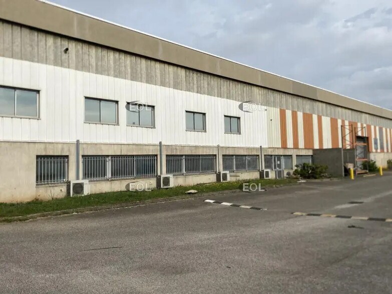Industriel dans Chassieu à louer - Photo du bâtiment - Image 2 de 15