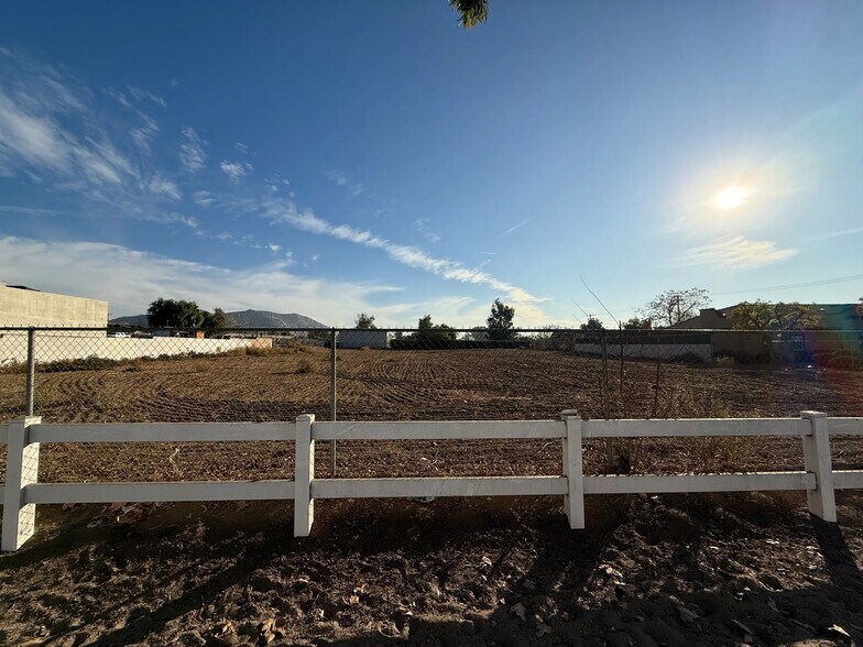 866 6th St, Norco, CA à vendre - Photo du bâtiment - Image 2 de 4