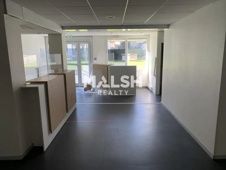Bureau dans Villeurbanne à louer - Photo du bâtiment - Image 3 de 14