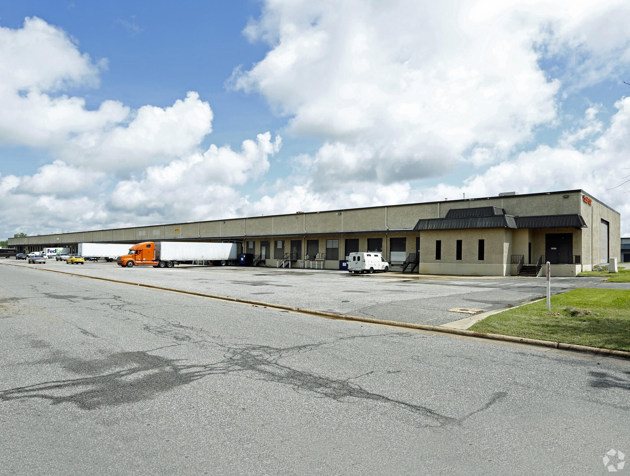 3058-3132 Lakeview Dr, Memphis, TN for lease Primary Photo- Image 1 of 7