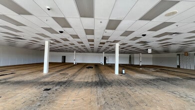 1950 Pipestone Rd, Benton Harbor, MI for lease Interior Photo- Image 2 of 10