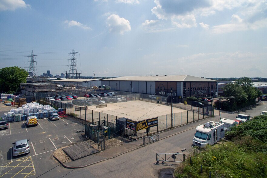 112 Beddington Ln, Croydon à louer - Photo du bâtiment - Image 2 de 4