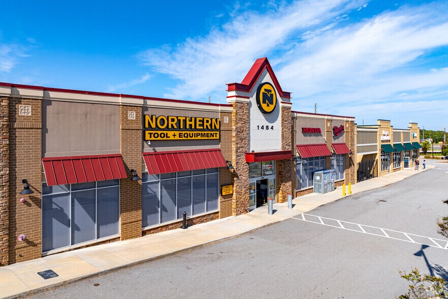 Salem Gate Market portefeuille de 2 propriétés à vendre sur LoopNet.ca - Photo du bâtiment - Image 2 de 12