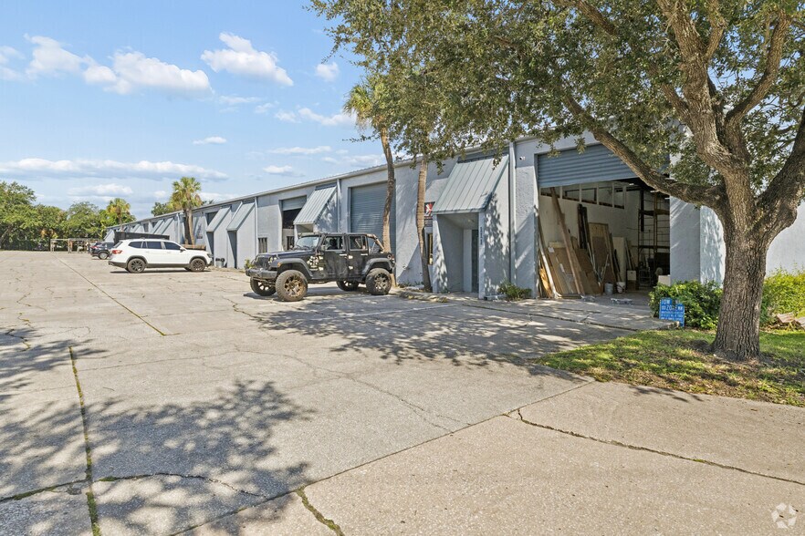11999 N 49th St, Clearwater, FL à louer - Photo du bâtiment - Image 2 de 10