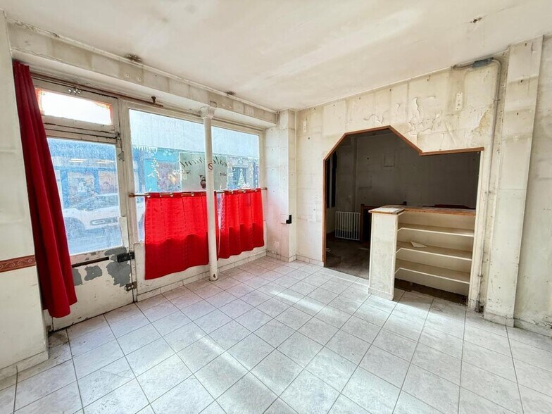 Flex in Paris for lease - Interior Photo - Image 2 of 6