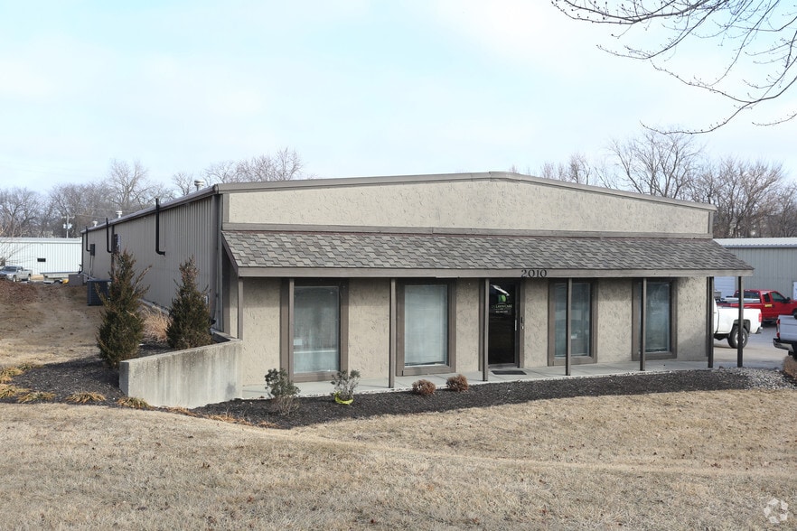 2010 E Spruce Cir, Olathe, KS for lease - Primary Photo - Image 1 of 11