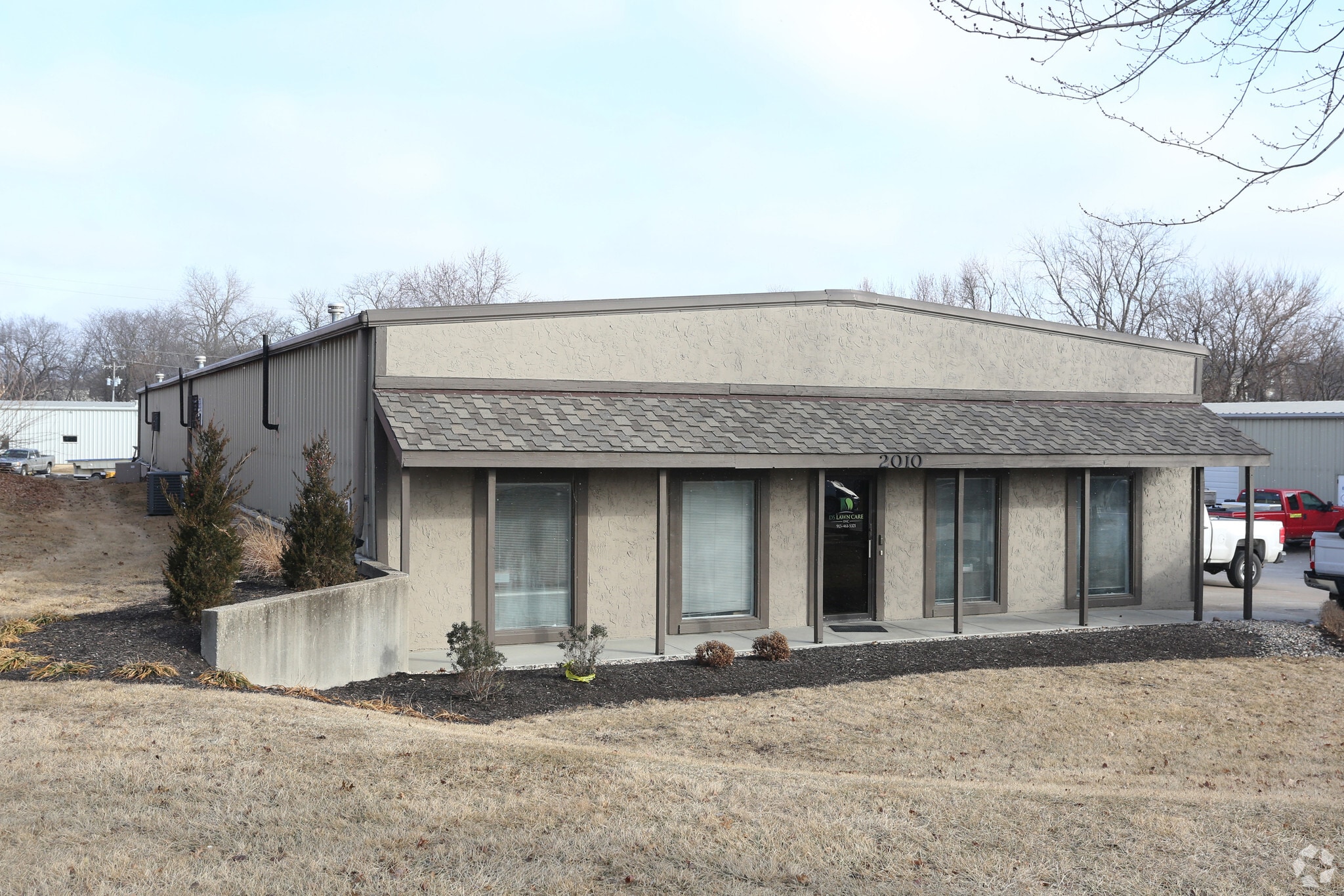 2010 E Spruce Cir, Olathe, KS for lease Primary Photo- Image 1 of 12