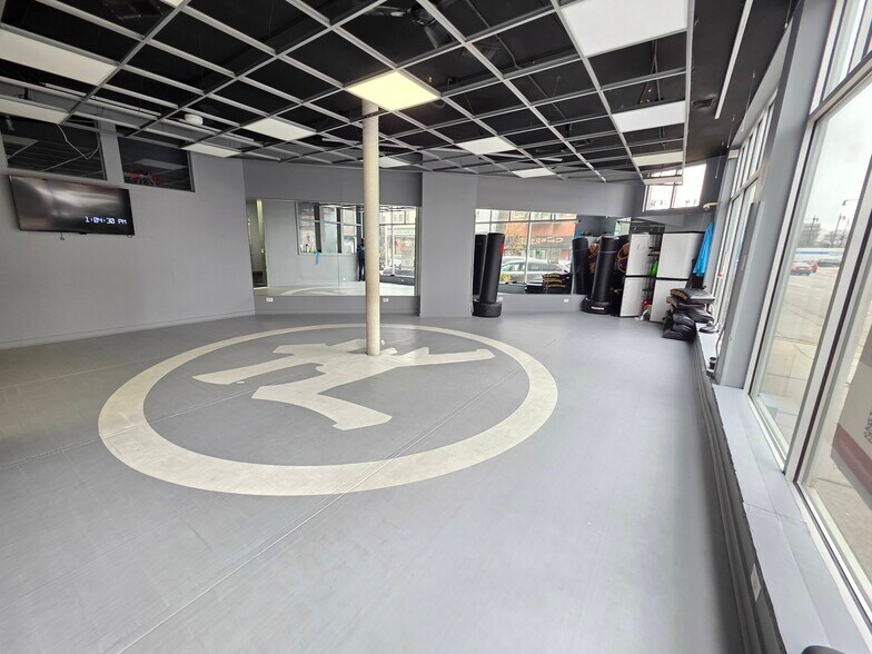 2329 W Belmont Ave, Chicago, IL à louer - Photo du bâtiment - Image 2 de 16