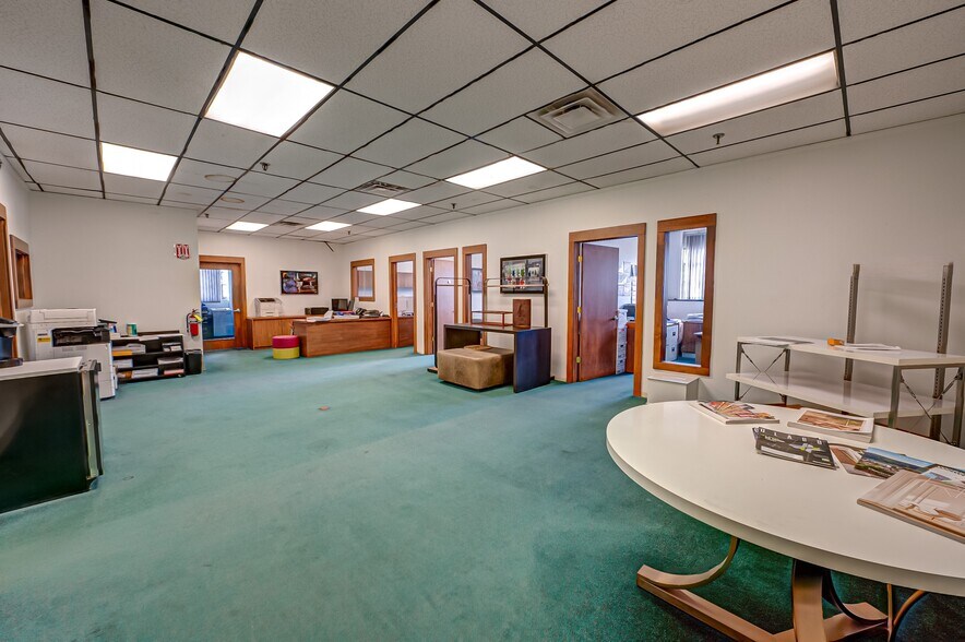 185 Dixon Ave, Amityville, NY à vendre - Photo intérieure - Image 2 de 18