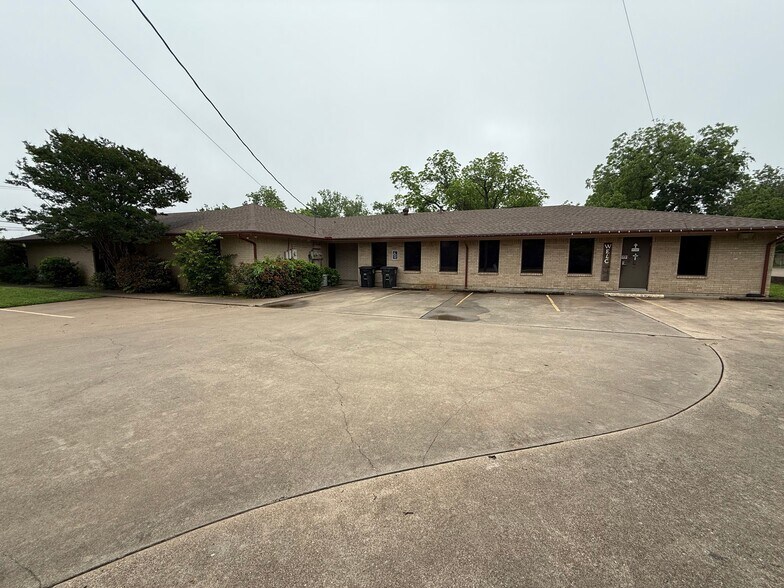 907 N Granbury St, Cleburne, TX for lease - Building Photo - Image 1 of 6