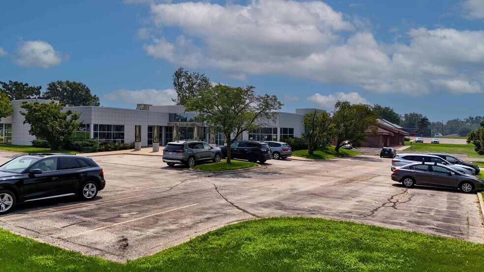 3950 River Ridge Dr NE, Cedar Rapids, IA à vendre - Photo du bâtiment - Image 2 de 20