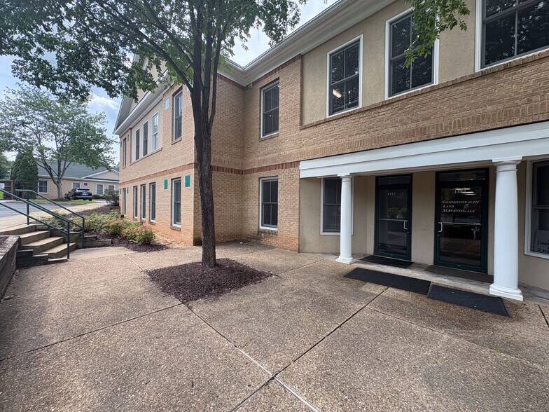 1402-1486 Greenbrier Pl, Charlottesville, VA à louer - Photo du bâtiment - Image 2 de 4