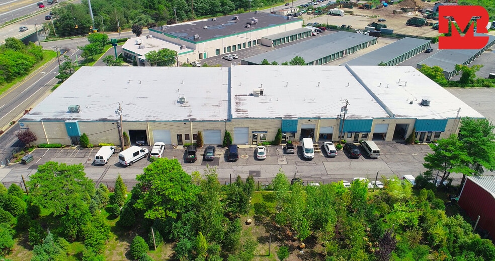 160-184 Express Dr S, Brentwood, NY for lease - Building Photo - Image 2 of 13