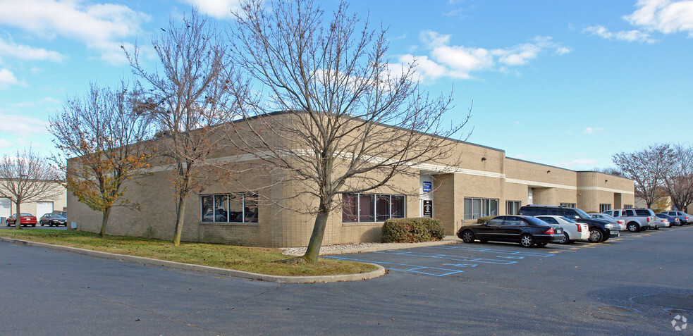 140-146 Remington Blvd, Ronkonkoma, NY for lease - Primary Photo - Image 1 of 2