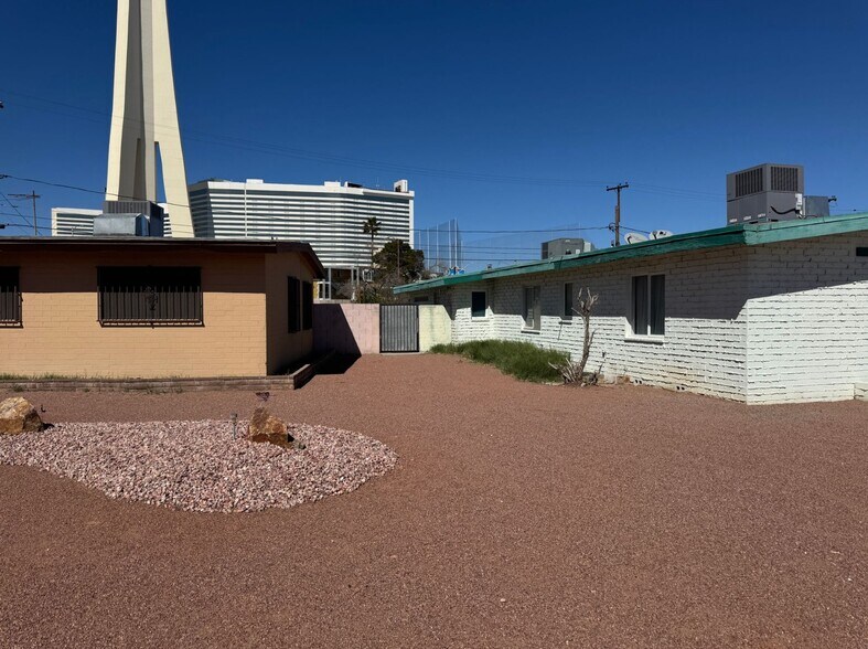 2014 Santa Clara Dr, Las Vegas, NV à vendre - Photo du bâtiment - Image 3 de 7