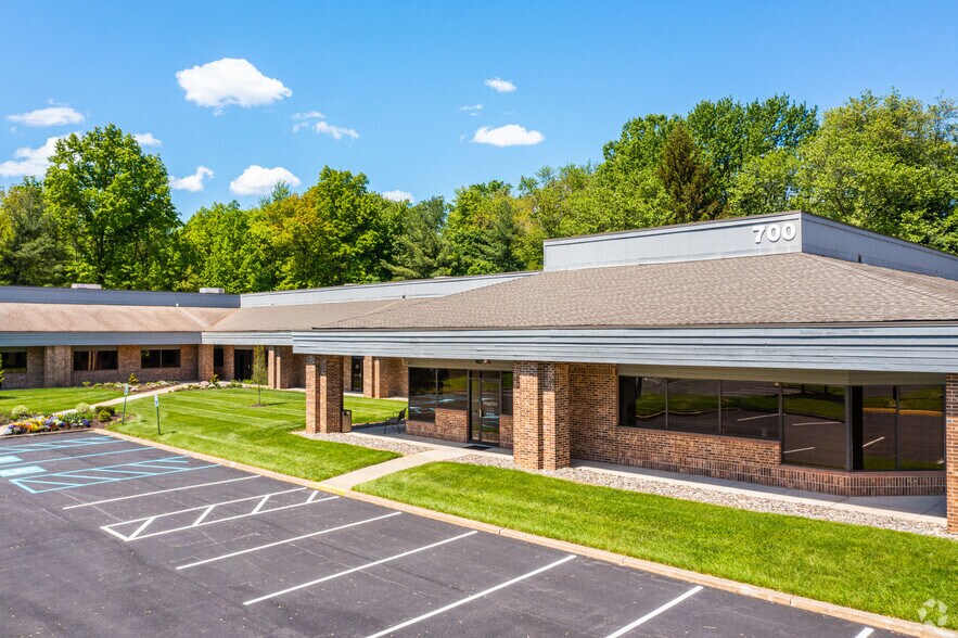 700 Business Center Dr, Horsham Township, PA à vendre - Photo du bâtiment - Image 2 de 4