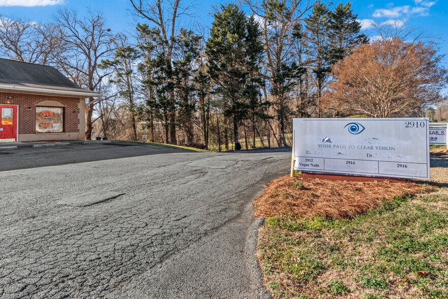 2910 Reynolda Rd, Winston-Salem, NC à vendre - Photo du bâtiment - Image 3 de 15