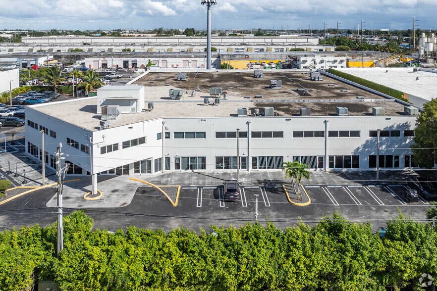 6955 NW 52nd St, Miami, FL à louer - Photo du bâtiment - Image 1 de 4
