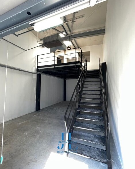 Flex in Pessac for lease - Interior Photo - Image 2 of 5