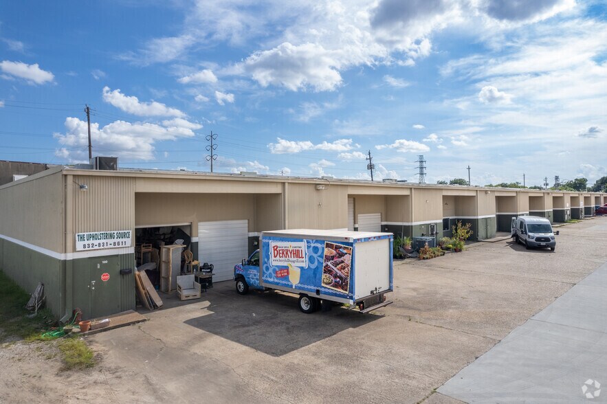 1499 N Post Oak Rd, Houston, TX à louer - Photo du bâtiment - Image 2 de 9