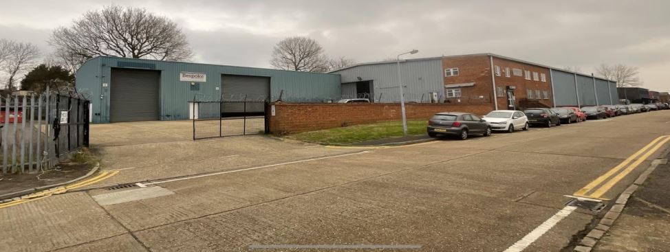 17-18 Oakwood Hl, Loughton for lease - Building Photo - Image 2 of 4