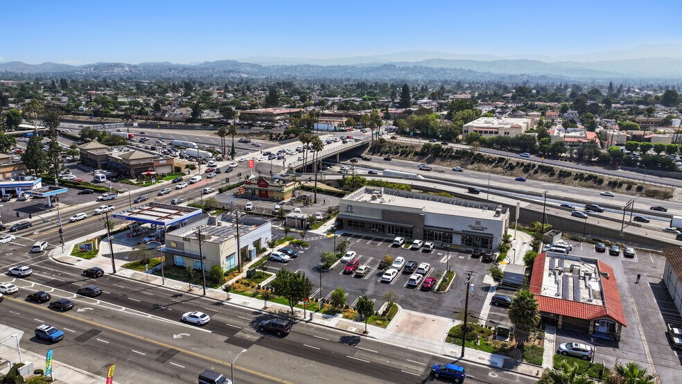 301 N Tustin Ave, Santa Ana, CA à louer - Photo du bâtiment - Image 2 de 3