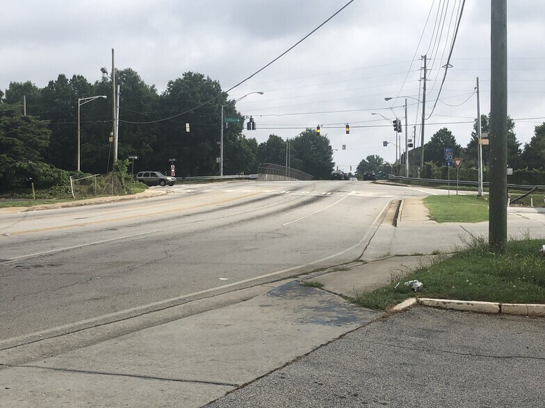 2526 Gresham Rd, Atlanta, GA for sale - Building Photo - Image 2 of 2