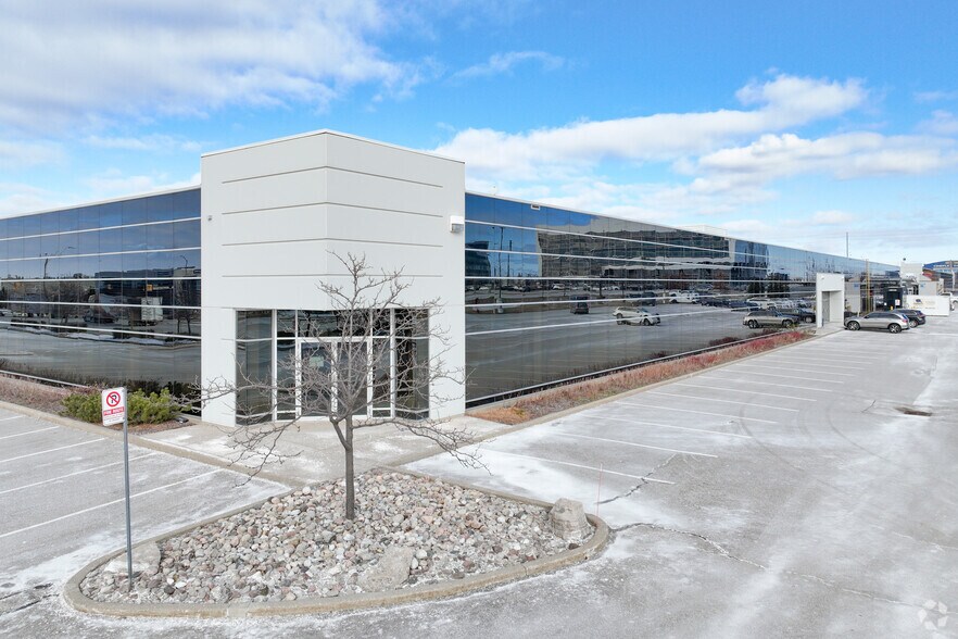 80 Courtneypark Dr W, Mississauga, ON à louer - Photo du bâtiment - Image 2 de 9