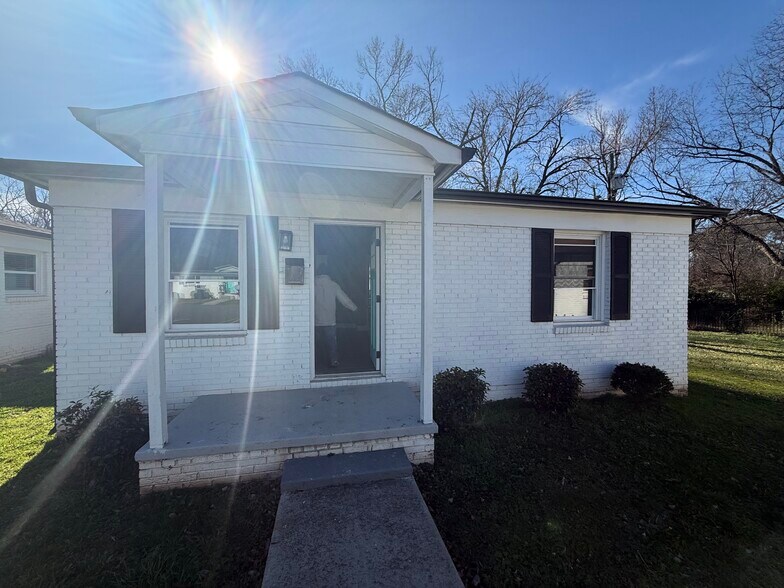 2232 Alma Ct, Charlotte, NC à vendre - Photo du bâtiment - Image 2 de 13