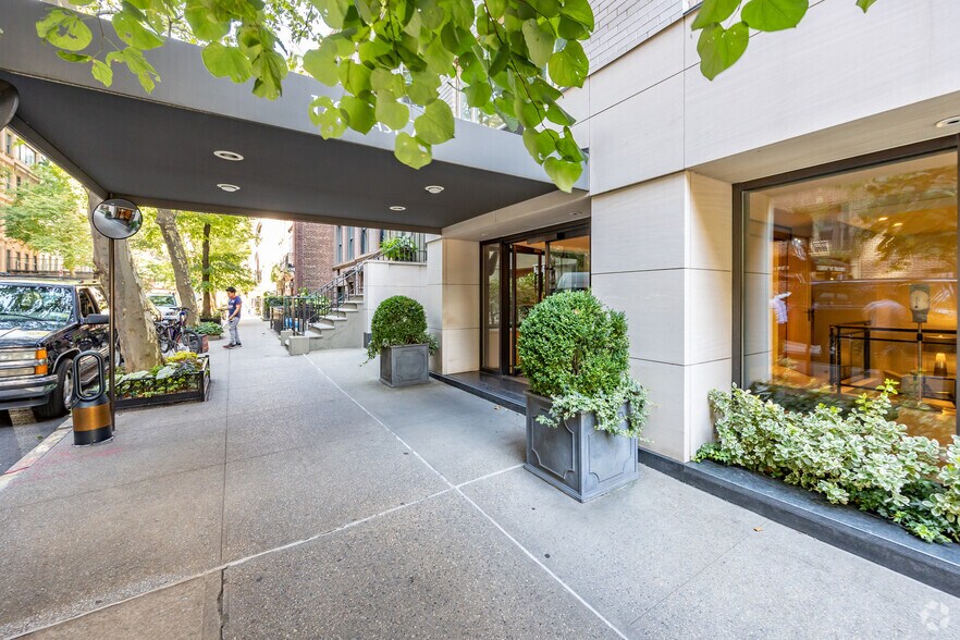 184-188 E 70th St, New York, NY à louer - Photo du bâtiment - Image 3 de 9