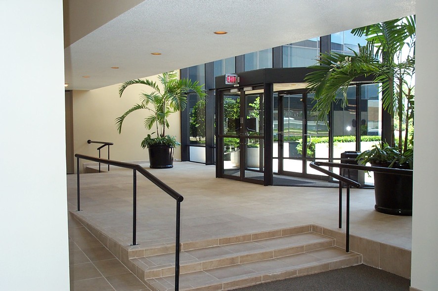 888 W Sam Houston Pky S, Houston, TX for lease - Lobby - Image 3 of 5