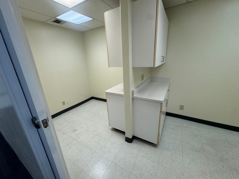 2089 Vale Rd, San Pablo, CA for sale - Interior Photo - Image 3 of 16