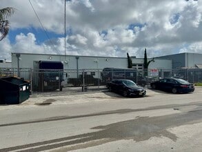 3241-3249 NW 38th St, Miami, FL à louer Photo intérieure- Image 2 de 8
