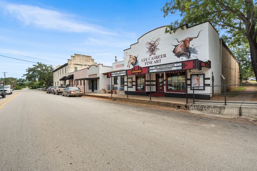 104 Nugent Ave, Johnson City, TX à vendre - Photo du bâtiment - Image 3 de 35