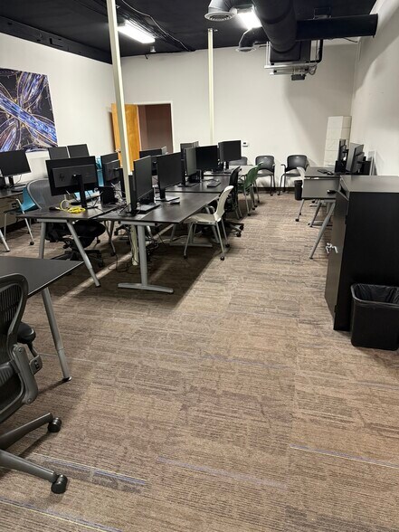 1605 E Plaza Dr, Tallahassee, FL à louer - Photo du bâtiment - Image 2 de 6