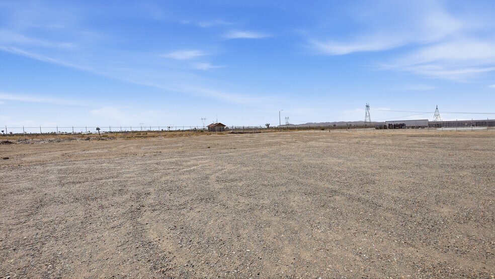 9253 Cassia Rd, Adelanto, CA à louer - Photo du bâtiment - Image 3 de 14