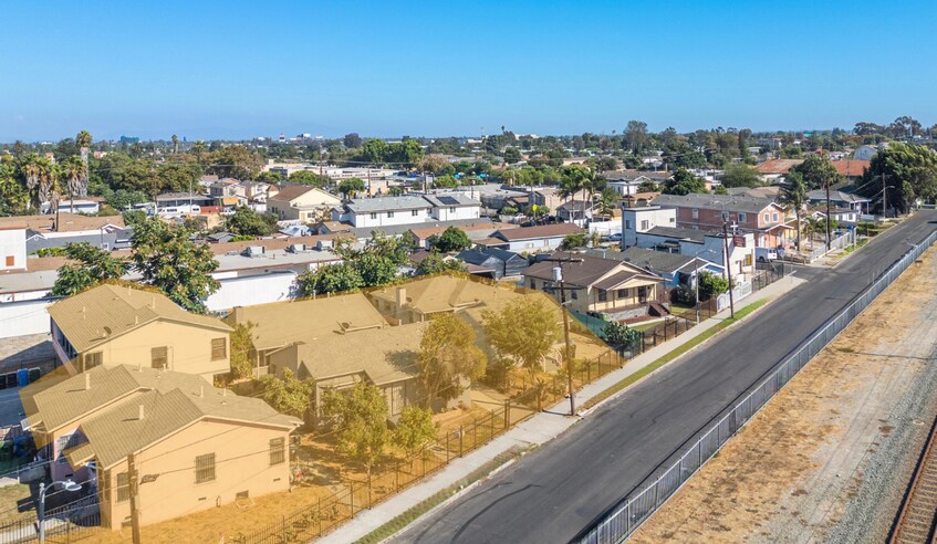 1786 E 110th St, Los Angeles, CA à vendre - Photo du bâtiment - Image 2 de 14