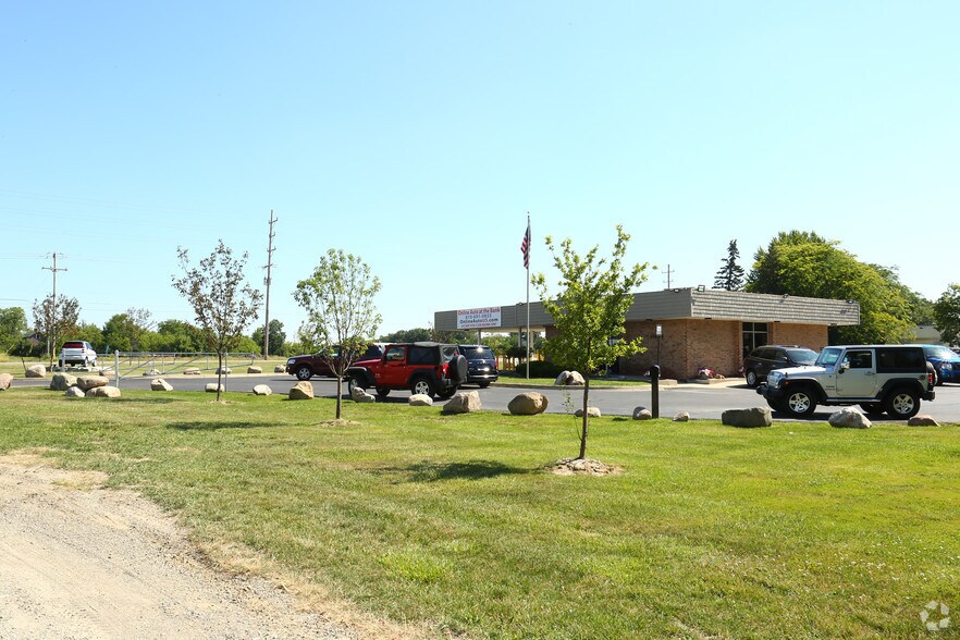 11293 Torrey Rd, Fenton, MI à louer - Photo du bâtiment - Image 2 de 29