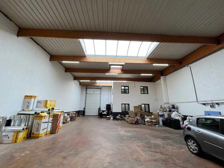 58 Avenue Des Bruyères, Décines-Charpieu for lease - Interior Photo - Image 1 of 4