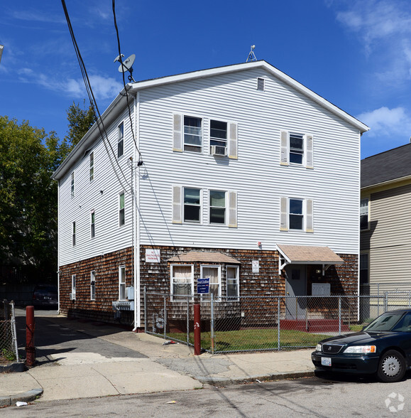 77 Garfield St, Central Falls, RI à vendre - Photo principale - Image 1 de 1