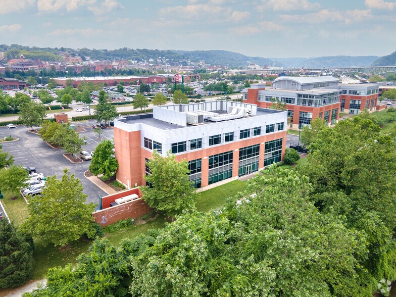 395 E Waterfront Dr, Homestead, PA à louer - Photo du bâtiment - Image 2 de 12